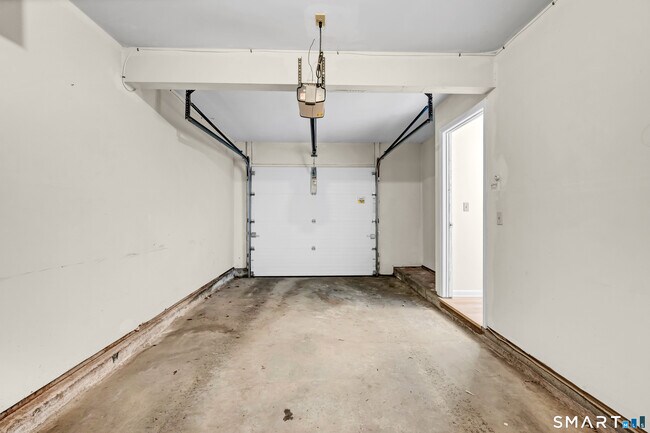 Building Photo - 925 Oronoke Rd