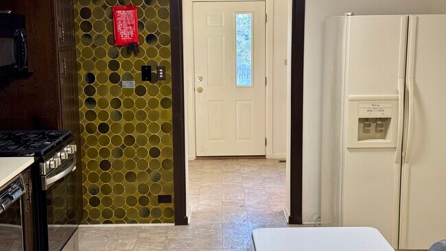 Building Photo - 304 E Hawthorne Dr