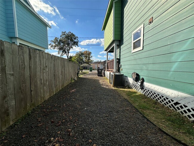 Building Photo - 4322 Chapman St