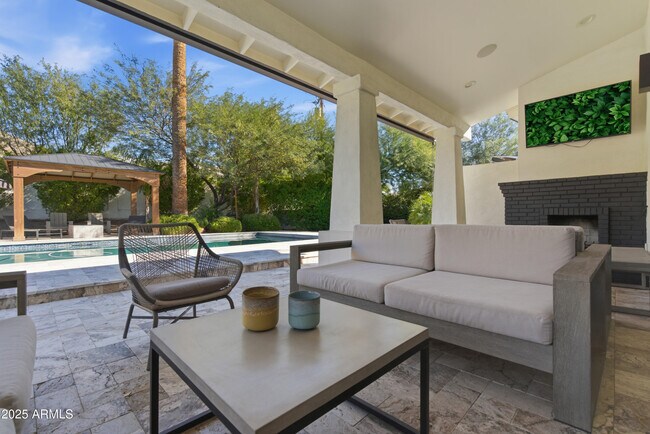 Building Photo - 4601 N Royal View Dr