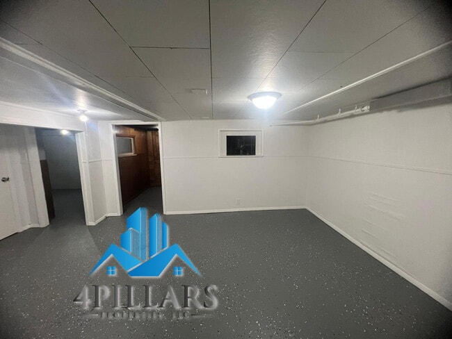 Building Photo - "Charming 3-Bedroom Home with Spacious Lay...