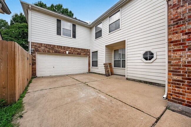 Building Photo - 6118 Breezy Hollow Ln