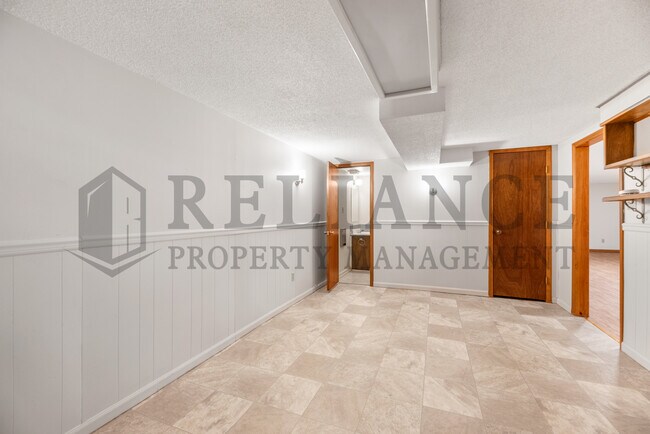 Building Photo - 1022 S Capri Ln