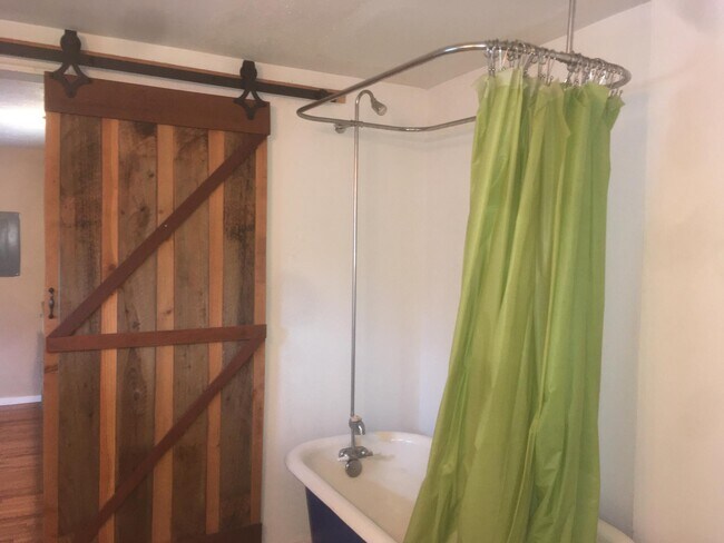 large clawfoot tub - 2814 SE 133rd Ave