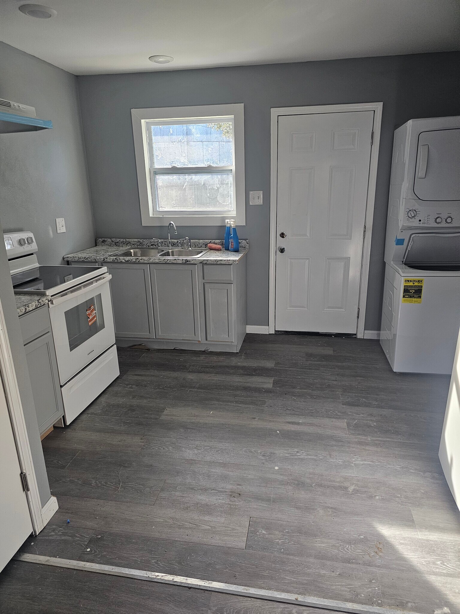 Building Photo - 8 Honeysuckle Dr