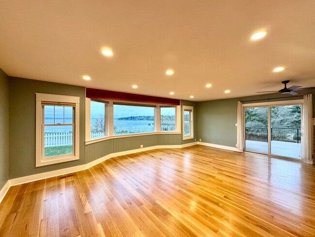 Building Photo - So close to the water you can hear the ferry announcements....oh and the sunrise is spectacular