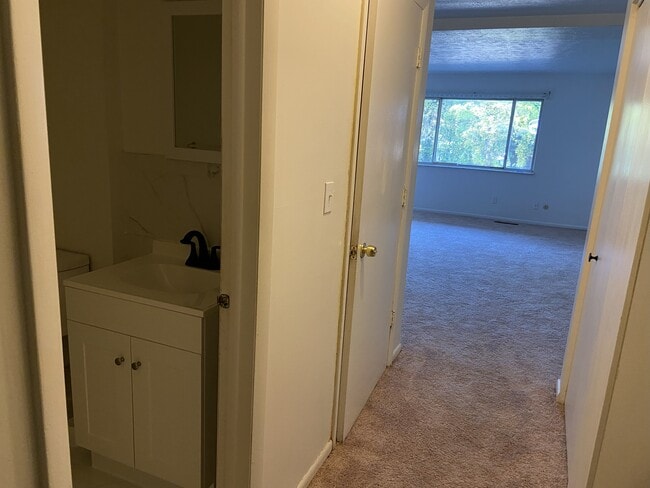 Building Photo - 1790 Cromwell Dr