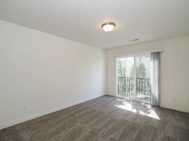 Building Photo - 3 Bedroom, 2 Bathroom Condo