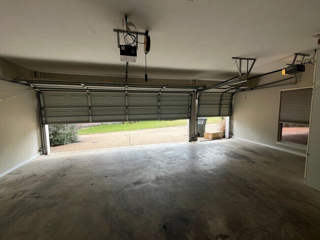 Building Photo - Mill Creek Executive Home Overlooking Golf Course at 17th Tee