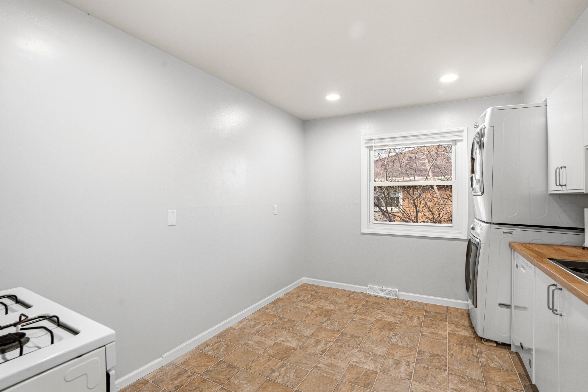 Building Photo - 3316 E Bottsford Ave