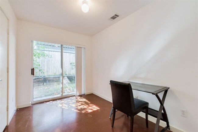 Building Photo - 21 N Ennis St