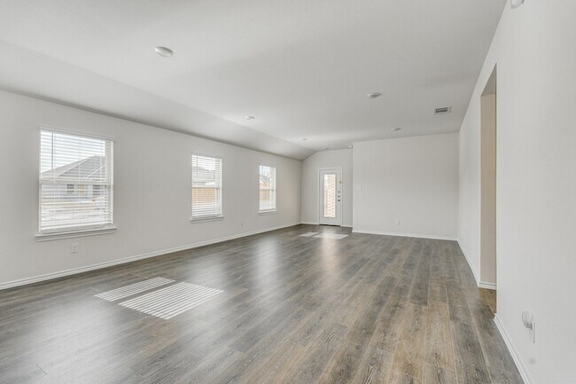 Building Photo - 2125 Croton Ave