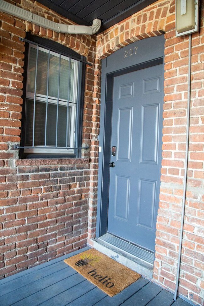 Building Photo - Chic 1-Bedroom Condo in North Capitol Hill...