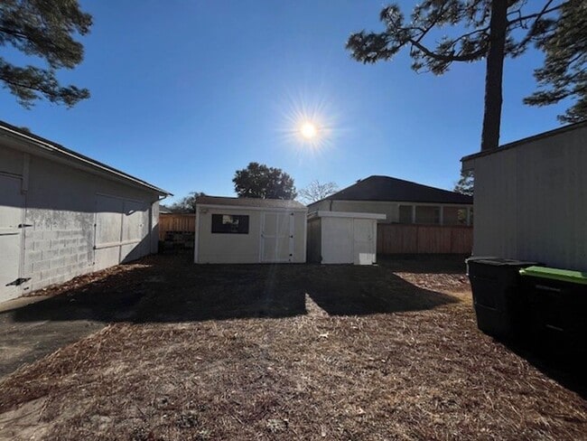 Building Photo - Welcome to this charming 2-bedroom, 1.5-bathroom home located in the desirable area of Leland, NC