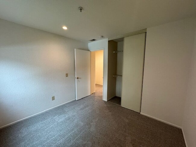 Building Photo - Beautiful 3 Bedroom, 2 Bathroom Upstairs C...