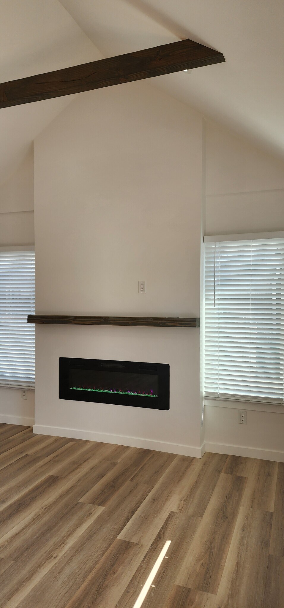 Building Photo - 950 N Kingsley Dr