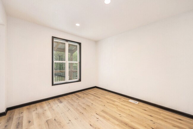 Building Photo - Remodeled 3 Bedroom 2 Bathroom Home!