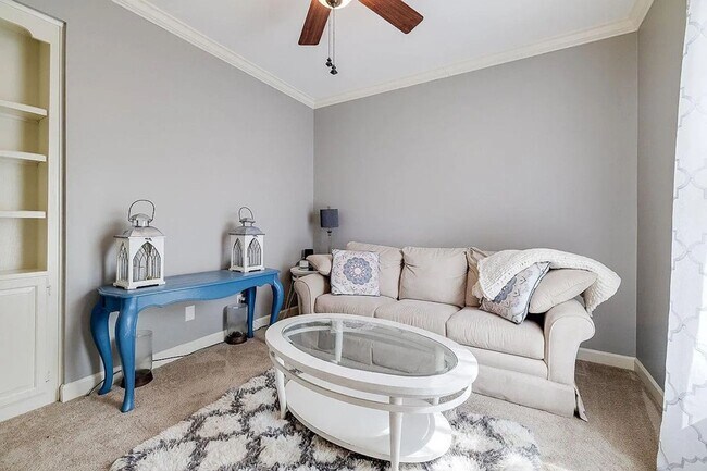 Building Photo - Stunning 4 Bed, 3 Bath Home with Pool in E...
