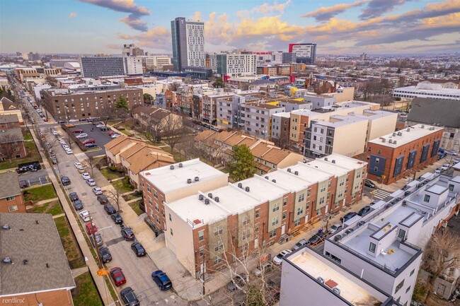 Building Photo - 4 br, 2 bath Triplex - 1501 MASTER ST Unit 1