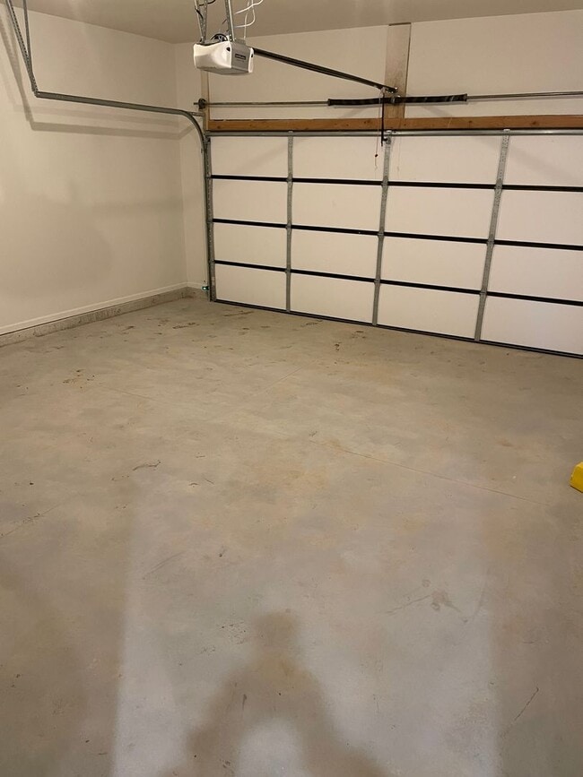 Building Photo - 4 bed 2 bath 2 Car Garage