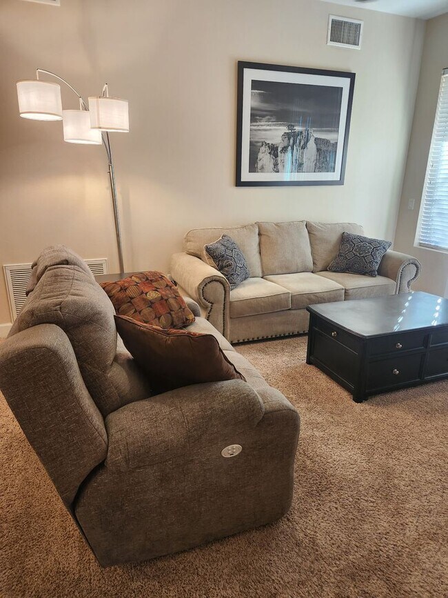 Building Photo - Fully Furnished Park Avenue Condo