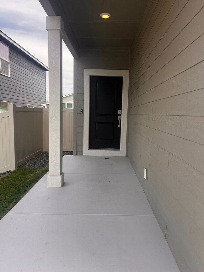 Building Photo - NEW LISTING!! Beautiful New 4 bed/2.5 bath + Loft in an ideal location