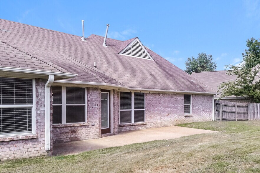 Building Photo - 11773 Village Center St