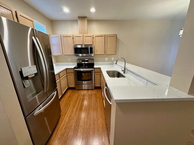 Building Photo - Beautifully Updated 2 Bedroom Condo