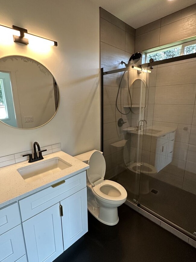 Building Photo - A Bright & Contemporary Home in Pasco