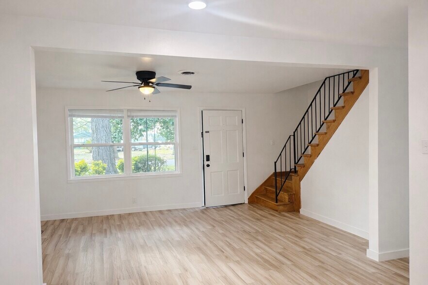 Building Photo - 2122 Sun Cir