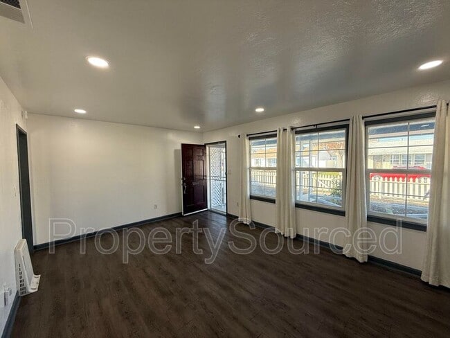 Building Photo - 632 Fir St