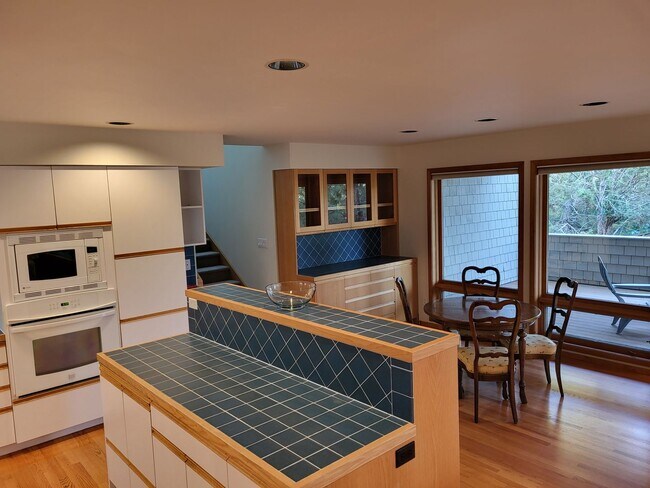 Building Photo - FULLY FURNISHED - 3 Bed 3 Full bath-office...