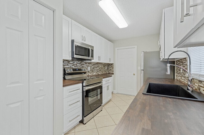 Building Photo - 34 Reybury Ln
