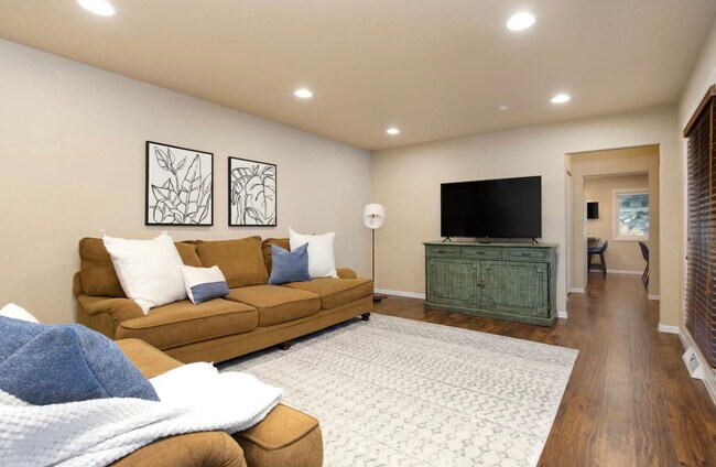 Building Photo - 2720 2nd Ave N