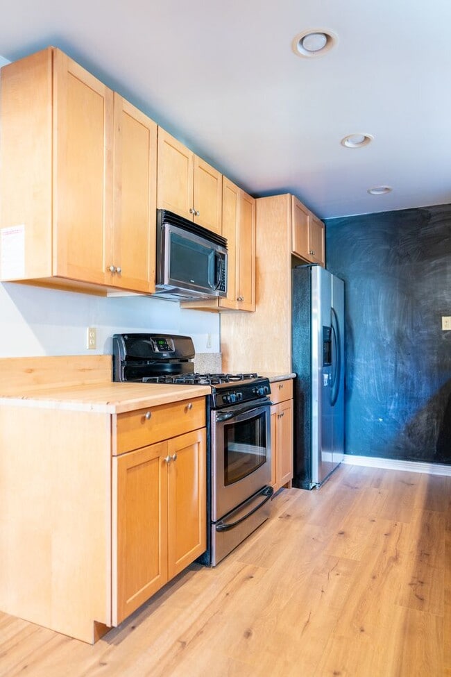 Building Photo - Vibrant 2b2b Franklin Hills / Los Feliz Home - Huge Private Grass  Yard - Central HVAC