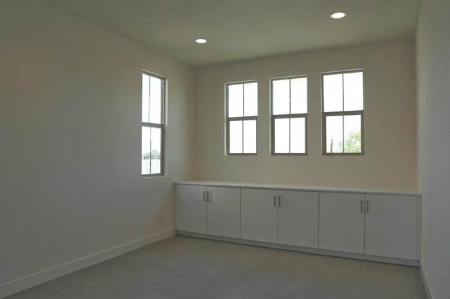 Building Photo - 36016 Franklin Dr