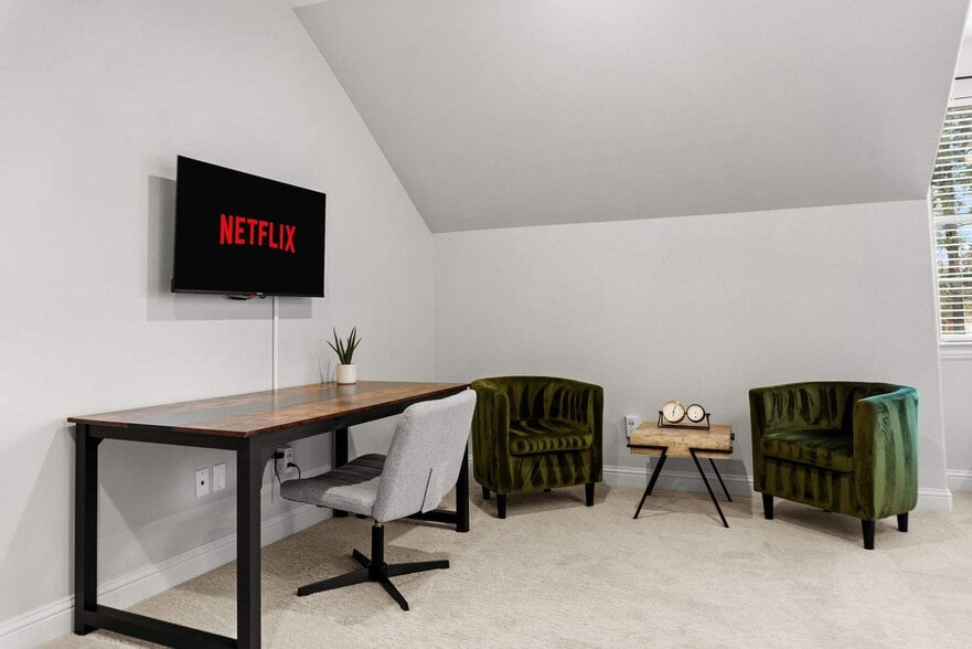 Building Photo - 200 Cove Dr