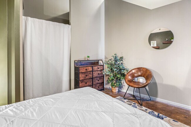 Building Photo - Fully Furnished 1-Bedroom in Lafayette Square | Utilities Included | 3, 6 & 9 Month Leases