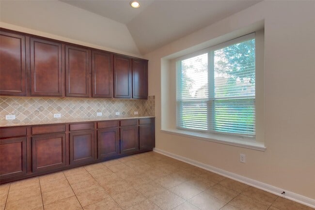 Building Photo - 6906 Patterson Dr