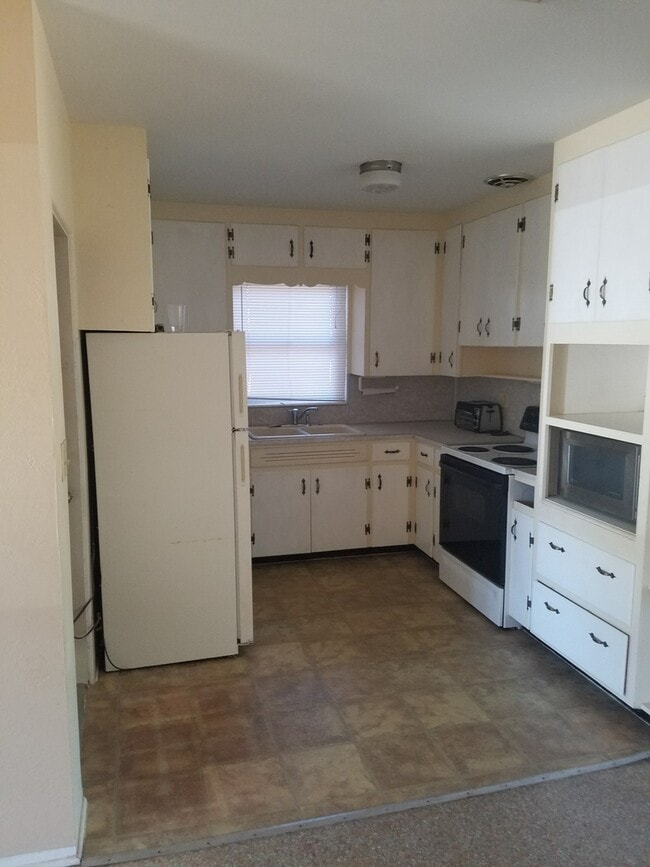 Building Photo - Block Home in Jungle Terrace Area - St Pet...