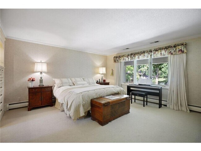 Building Photo - 7 Bedroom home near Cedar Lake