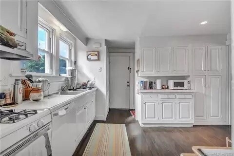 Sunny kitchen - 20 Clark St