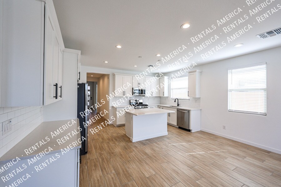 Building Photo - 5411 W Royal Palm Rd
