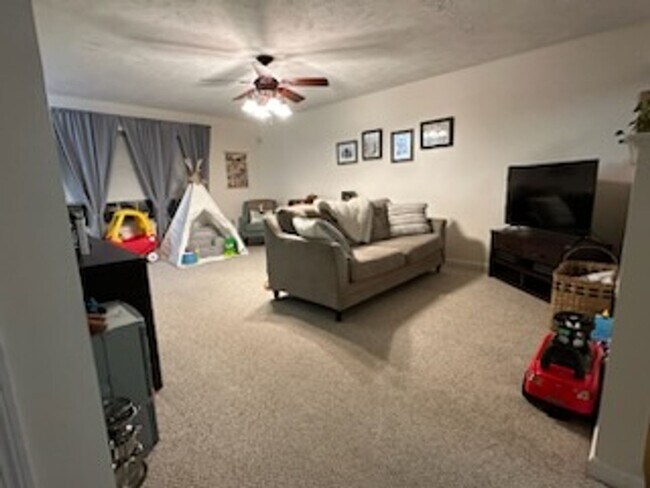 Building Photo - 2 Bedroom townhouse with garage near Med C...
