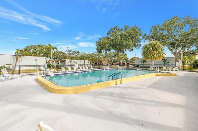 Building Photo - 9224 Mission Oaks Blvd