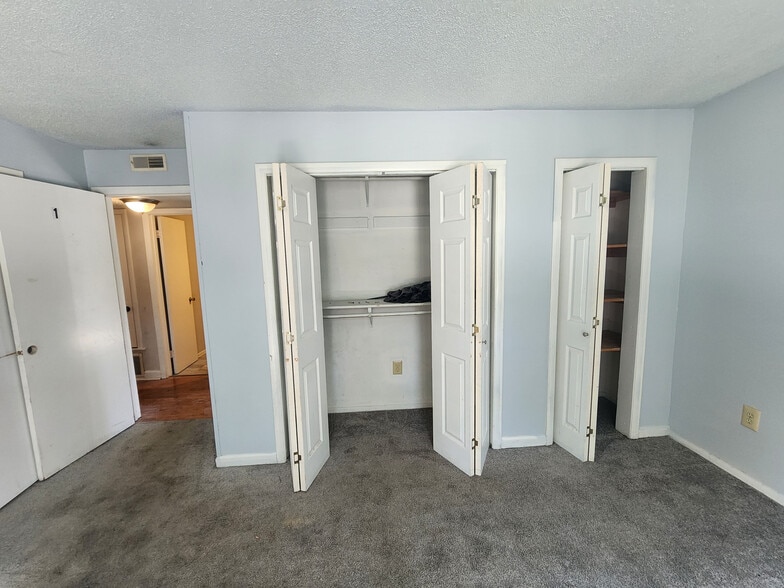 Building Photo - Room in Apartment on N Hamilton St