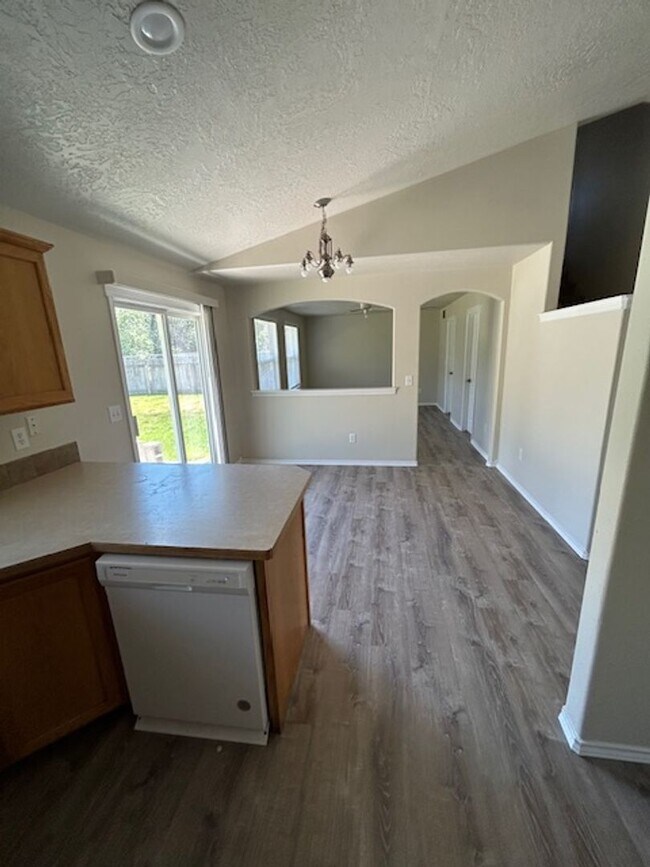 Building Photo - Cute Caldwell Home