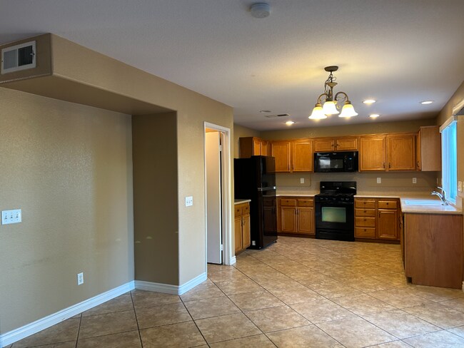 Building Photo - Gorgeous Oceanside Home