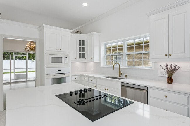 Building Photo - 5930 Hermitage Dr