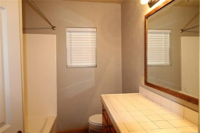 Building Photo - 2 Bedroom 1 bathroom